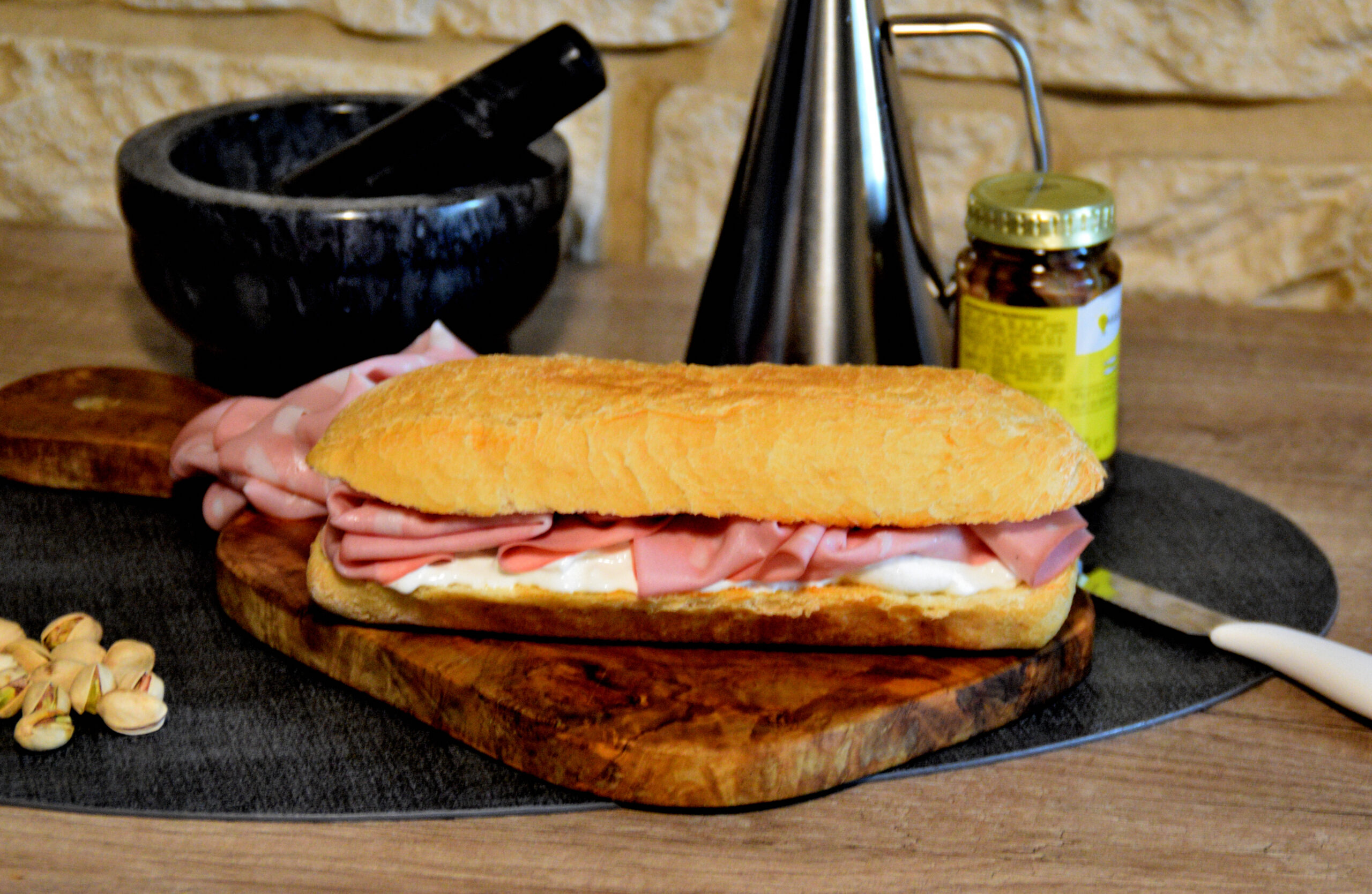 Panino con la mortadella golosissimo, con burrata, pistacchi e acciughe. ricetta