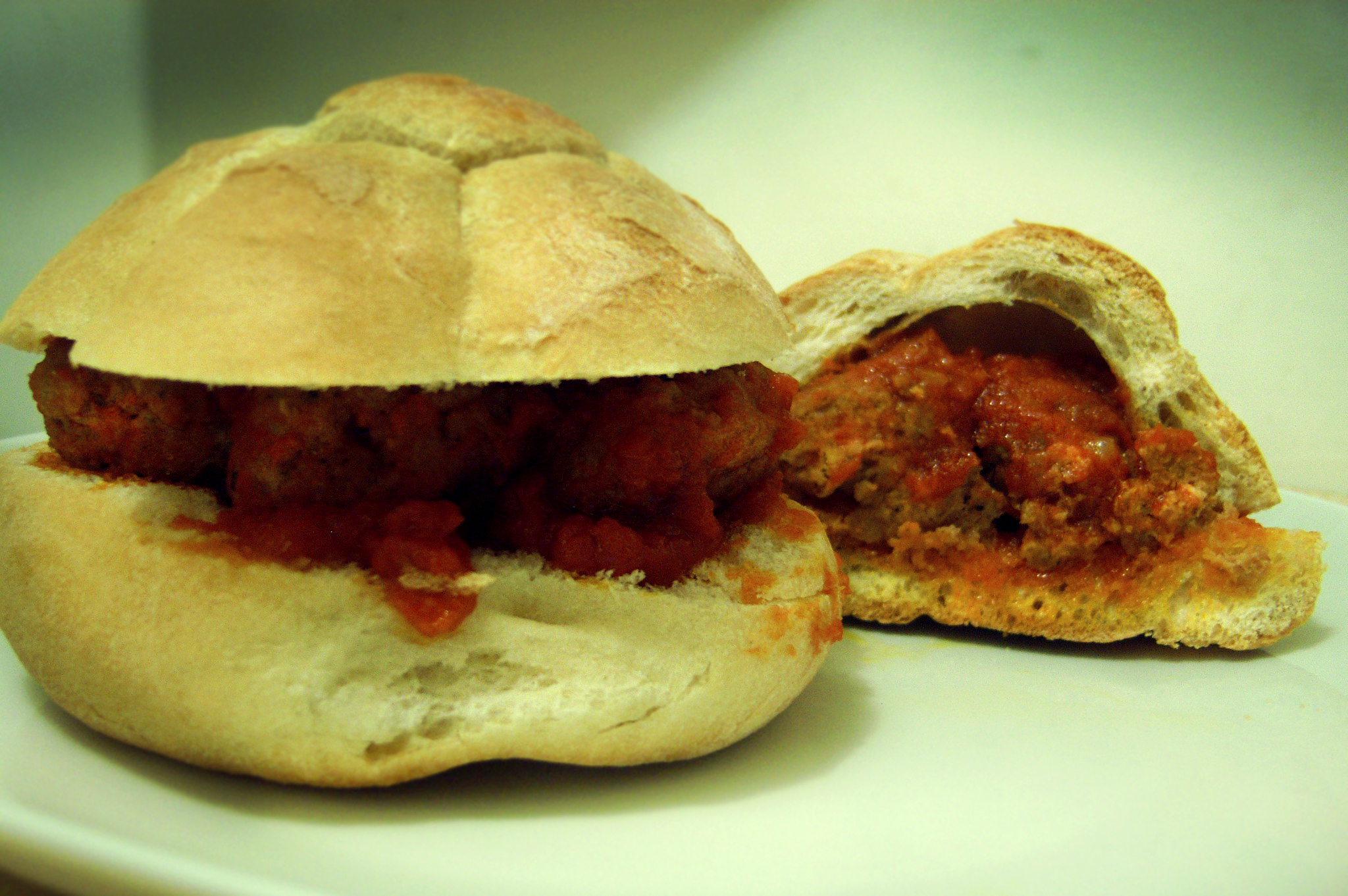 Panino con polpette in umido