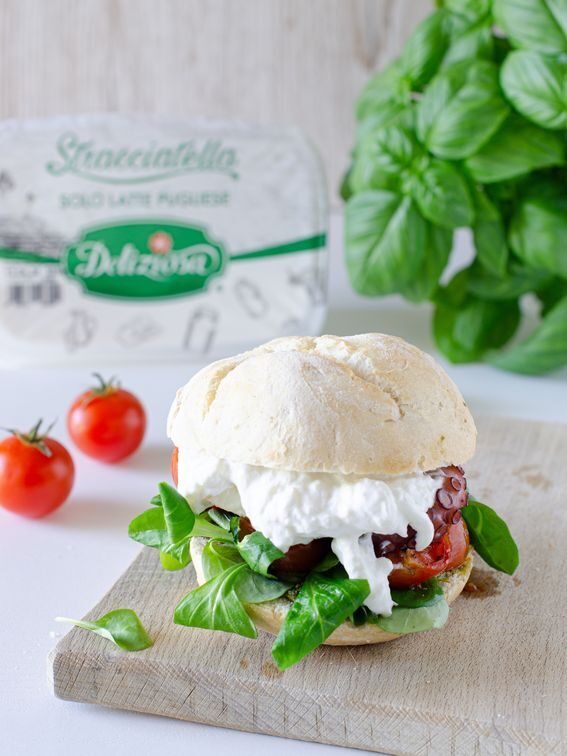 Panino con polpo pomodorini al forno e stracciatella deliziosa