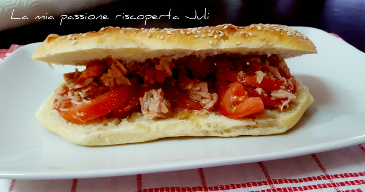 Panino con pomodoro e tonno