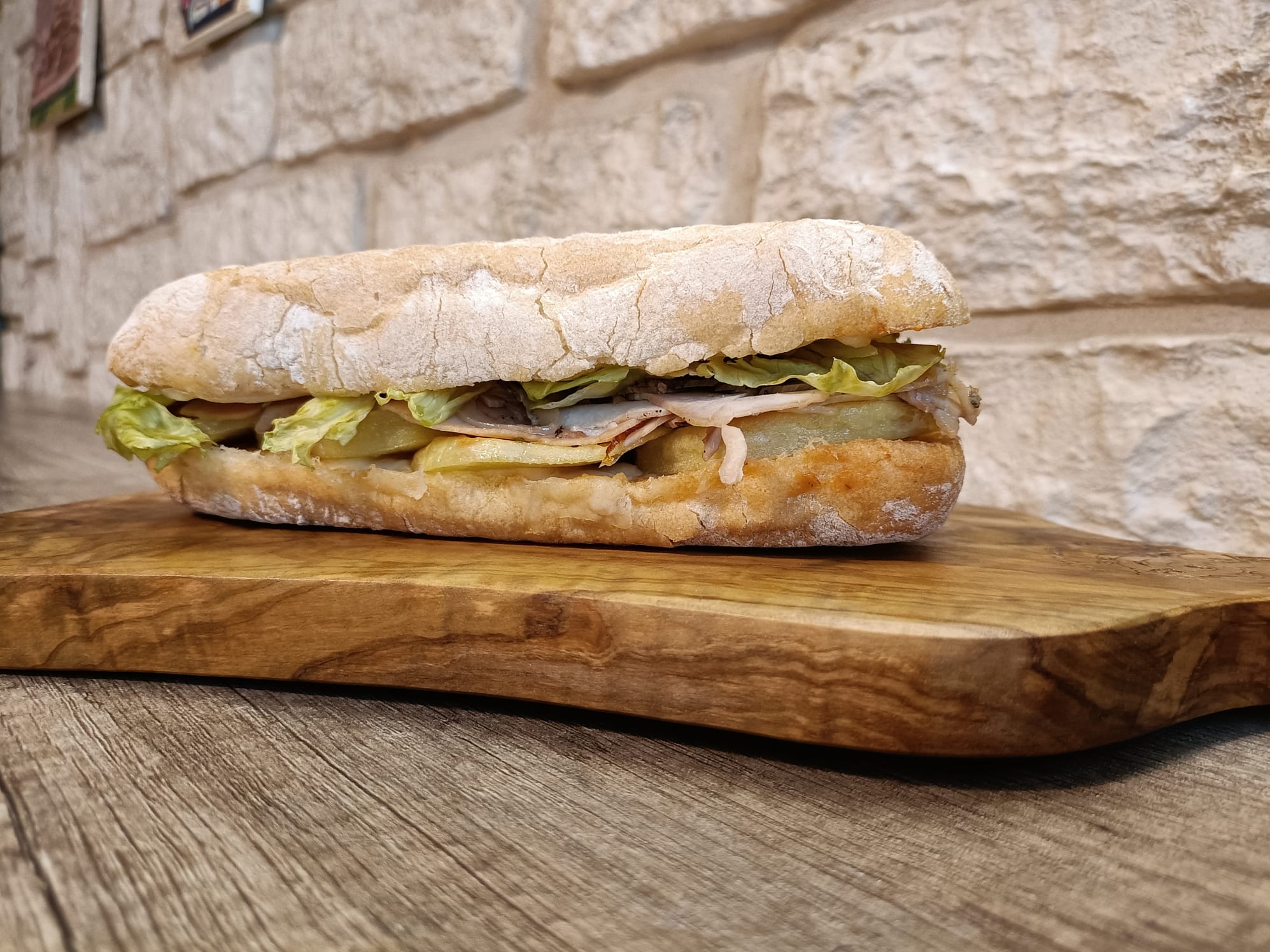 Panino con porchetta e patate: ricetta sostanziosa
