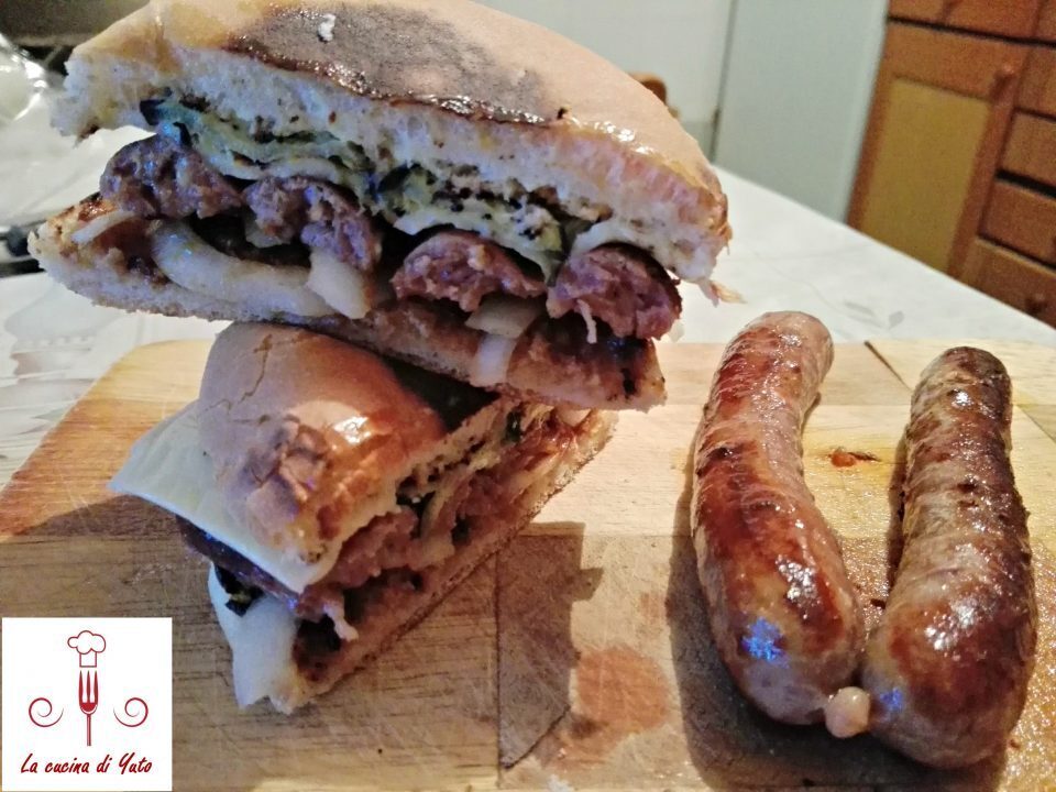 Panino con salsiccia cipolla e melanzane
