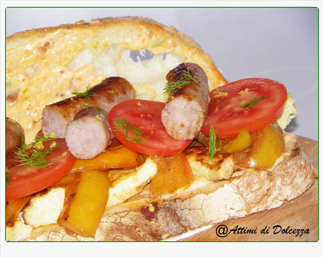 Panino con salsiccia e peperoni