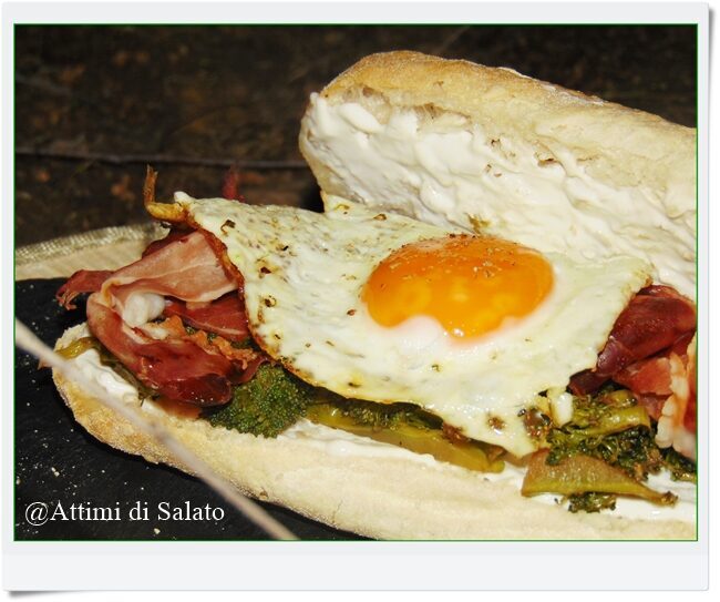 Panino con speck croccante uovo e broccoli