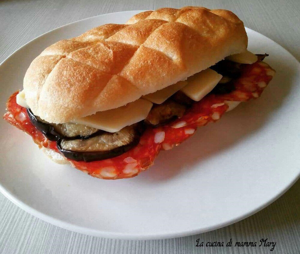 Panino con spianata calabra melanzane e provola – veloce e gustoso