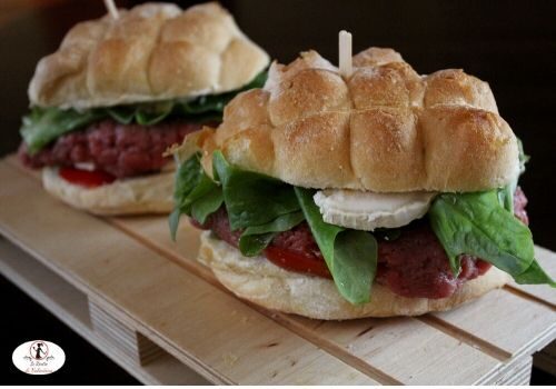 Panino di carne cruda e formaggio di capra, la versione piemontese del cheeseburger