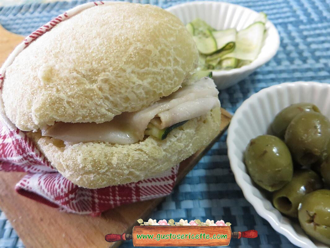 Panino farcito carpaccio zucchine e storione