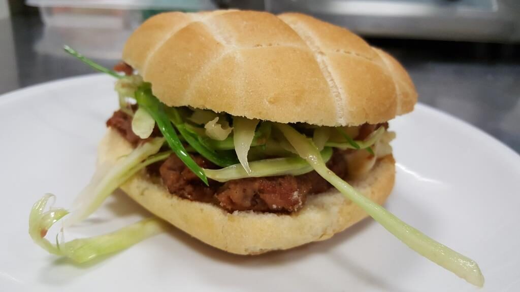 Panino gourmet con salsiccia e puntarelle