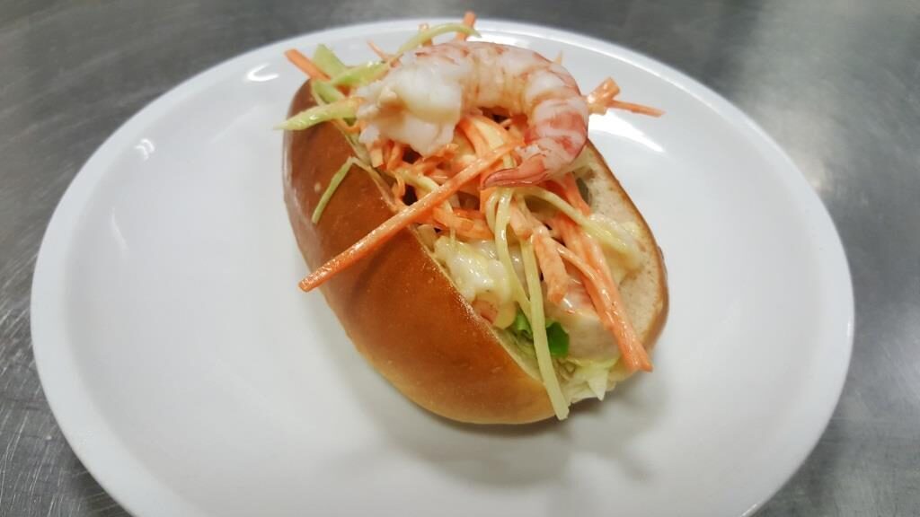 Panino hot dog con gamberi, maionese al wasabi e crudit di verdure