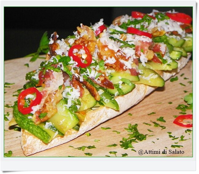 Panino piccante con zucchine salsa aioli e pancetta croccante