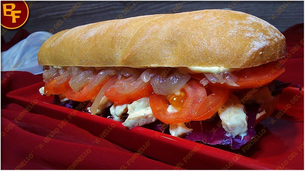 Panino senza glutine con insalata di pollo