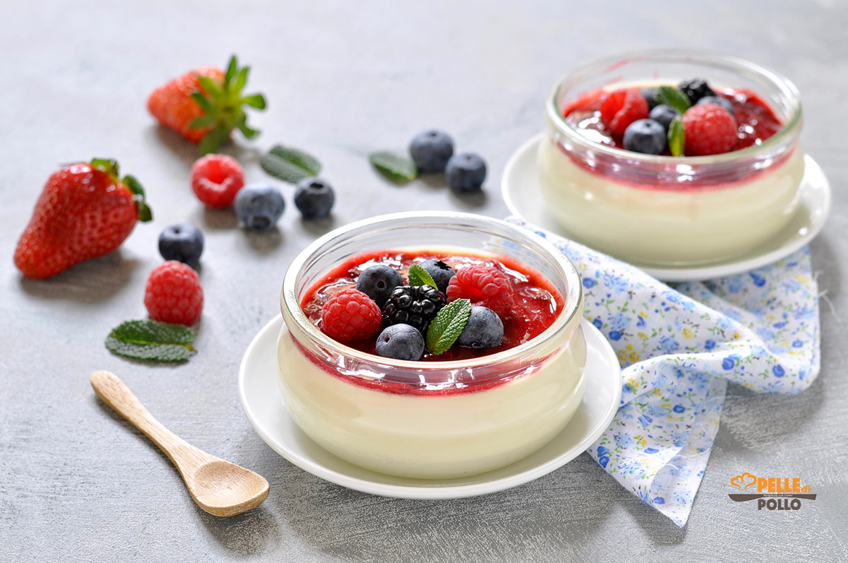 Panna cotta ai frutti di bosco e fragole