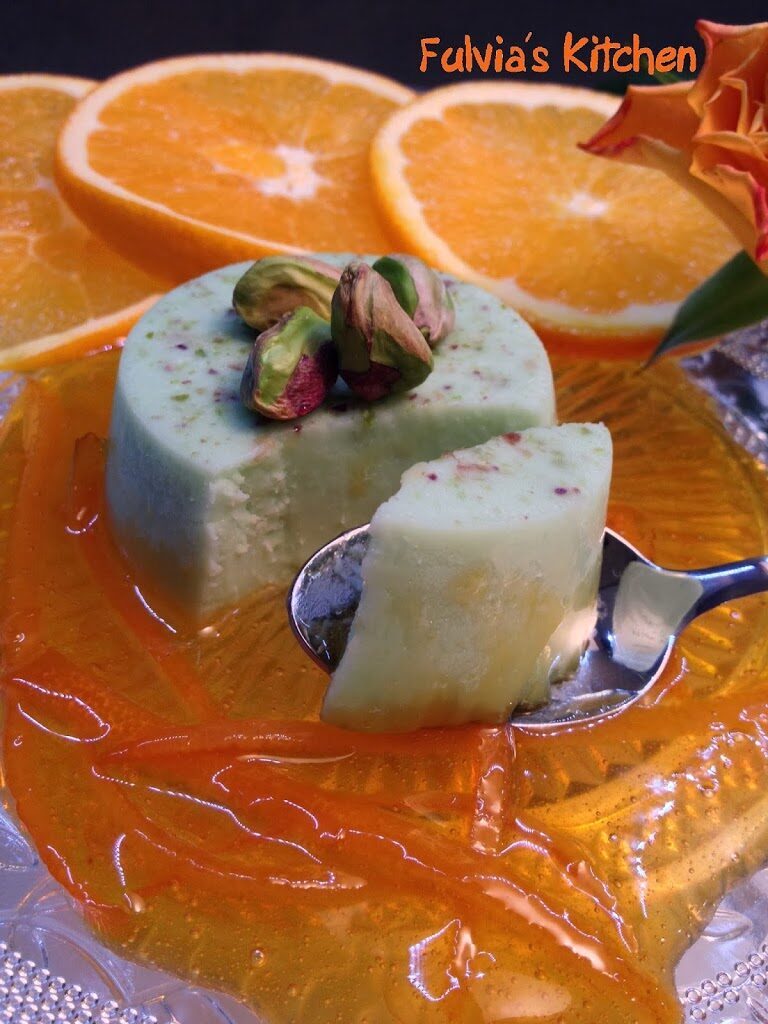 Panna cotta ai pistacchi con salsa agli agrumi