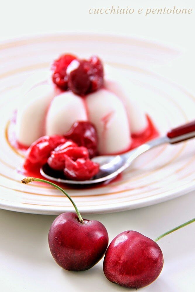 panna cotta al latte di mandorla e fava tonka con zuppetta di cilegie di Vignola