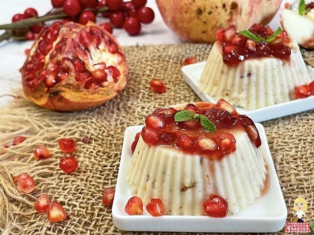 Panna cotta al melograno e fave di tonka