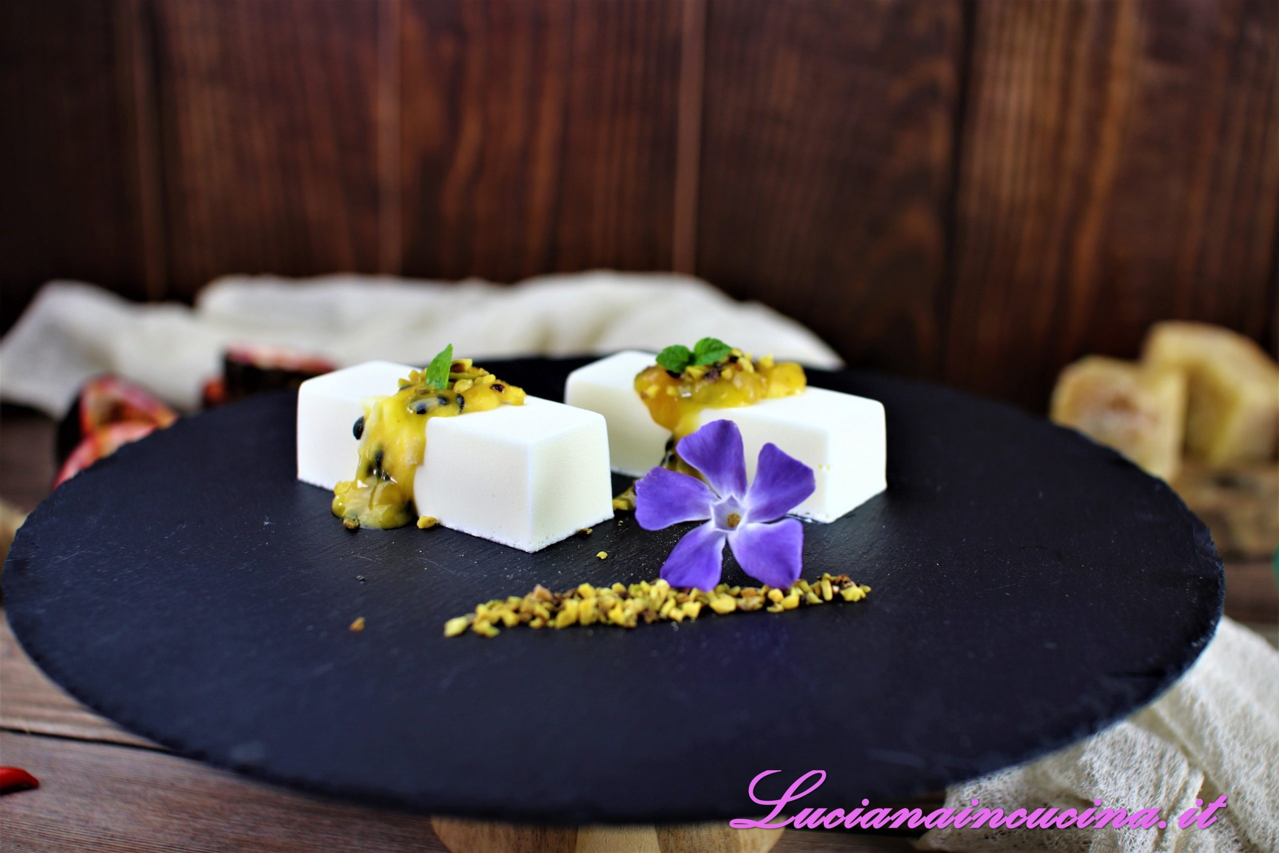 Panna cotta al pecorino con chutney al passion fruit