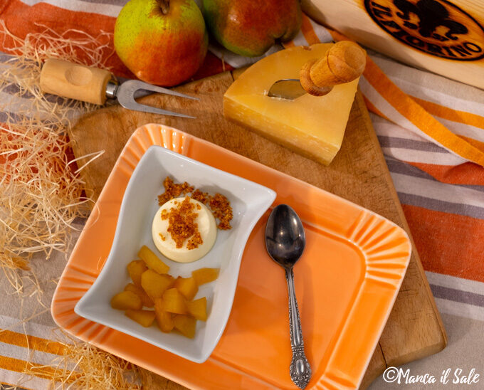 Panna cotta al pecorino con composta di pere e zenzero e crumble furbo