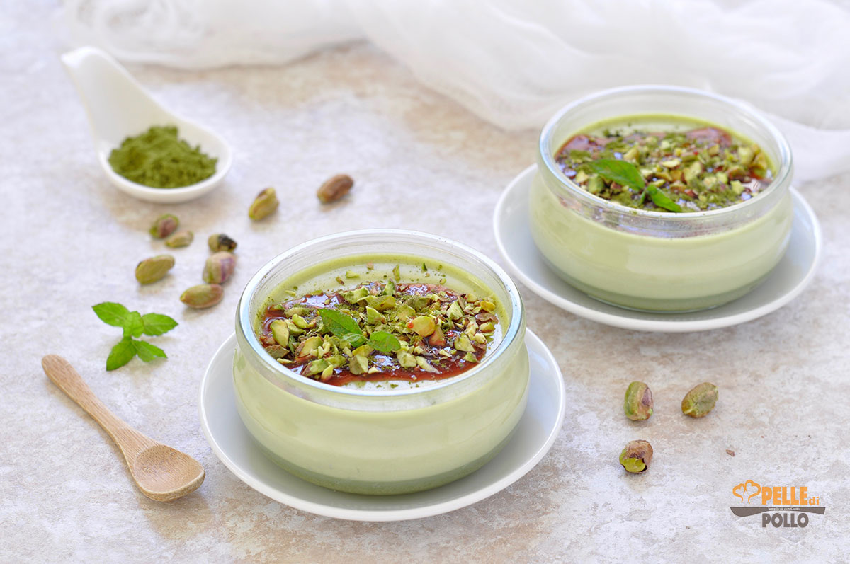 Panna cotta al tè verde matcha con pistacchi