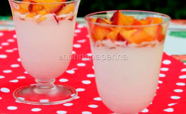 Panna cotta alla soia con pesche caramellate