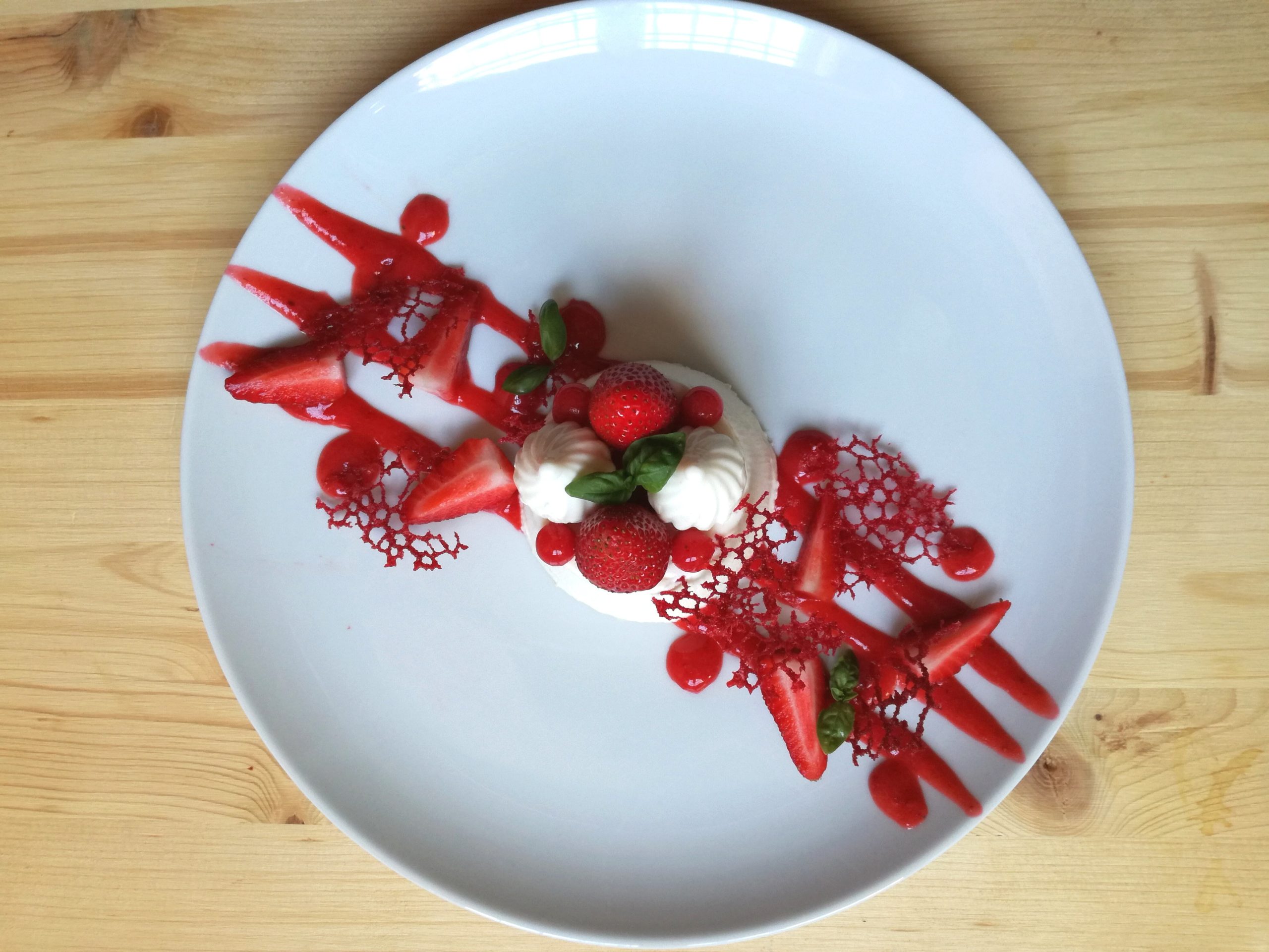 Panna cotta alle fragole e basilico con coralli di lampone