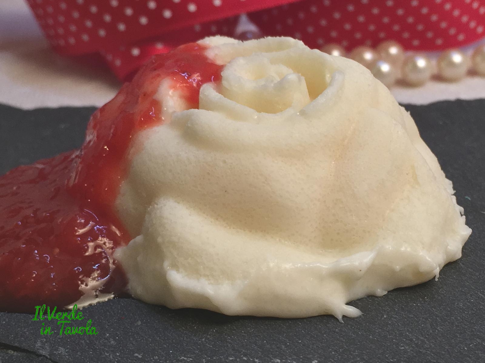 Panna cotta alle mandorle e coulis di fragole