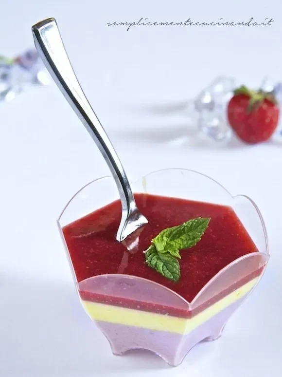 Panna cotta bicolore fragole e zafferano