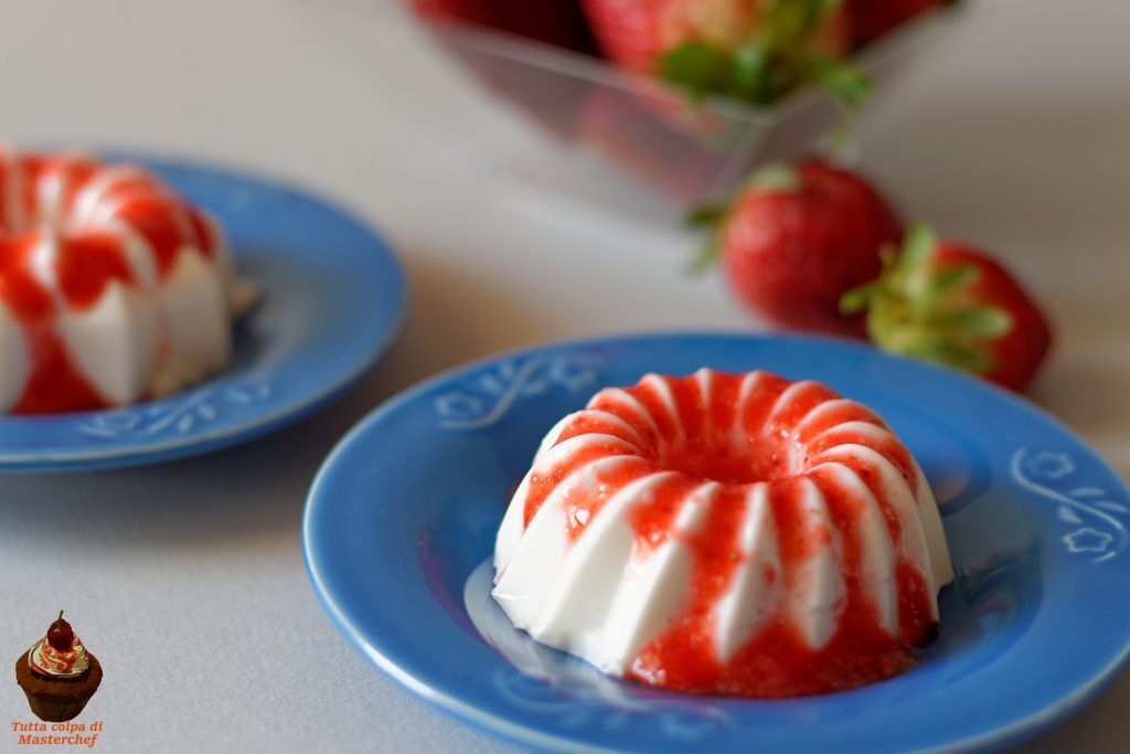 Panna cotta classica con coulis di fragole