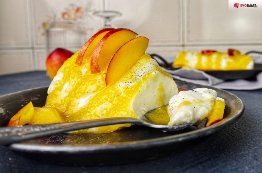 Panna cotta con bacca di vaniglia e gelè di pesche