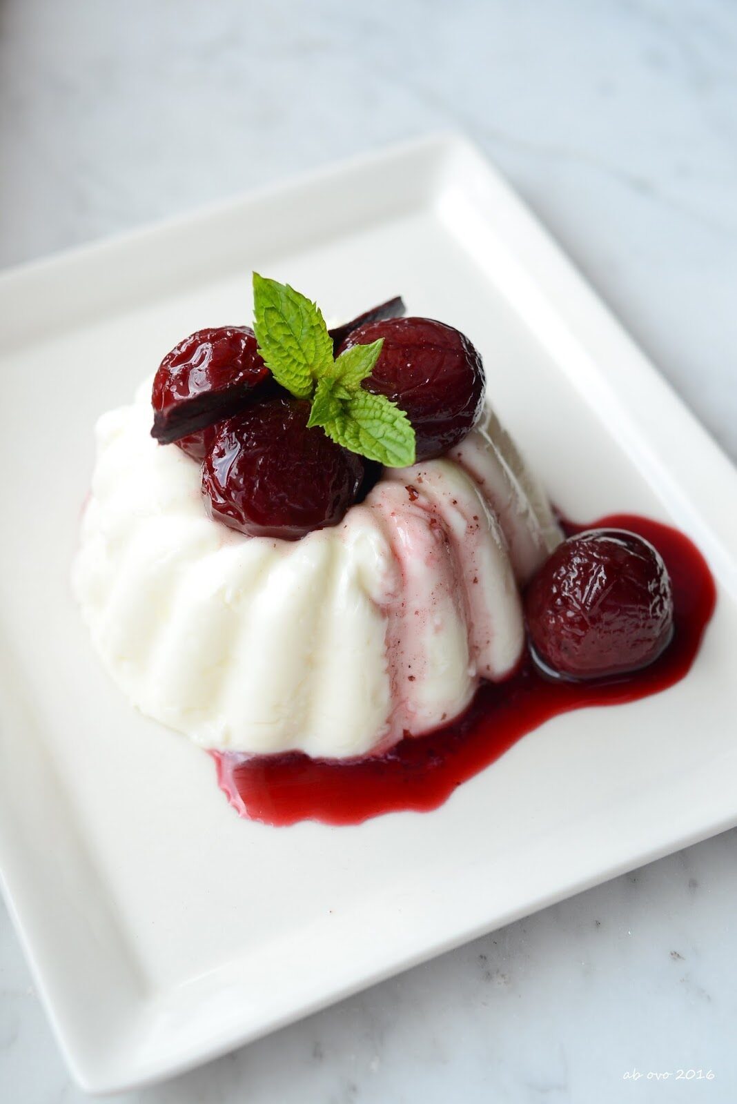 Panna cotta con ciliegie caramellate al porto