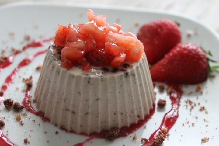 Panna cotta con cioccolato, fragole e champagne
