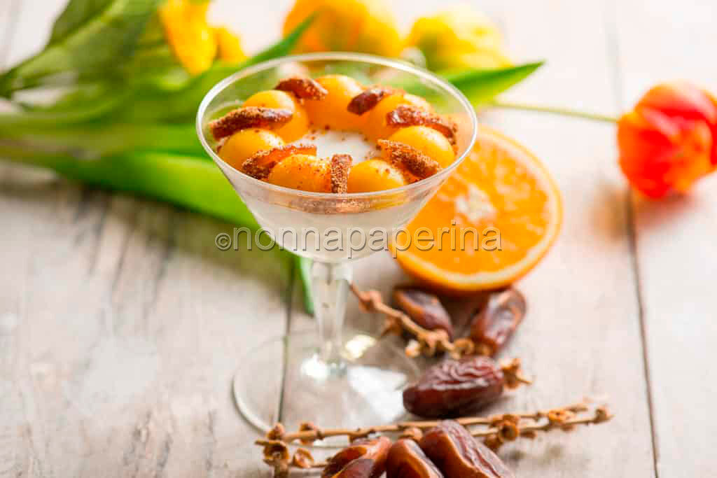 Panna cotta con composta di arance, un dessert esotico