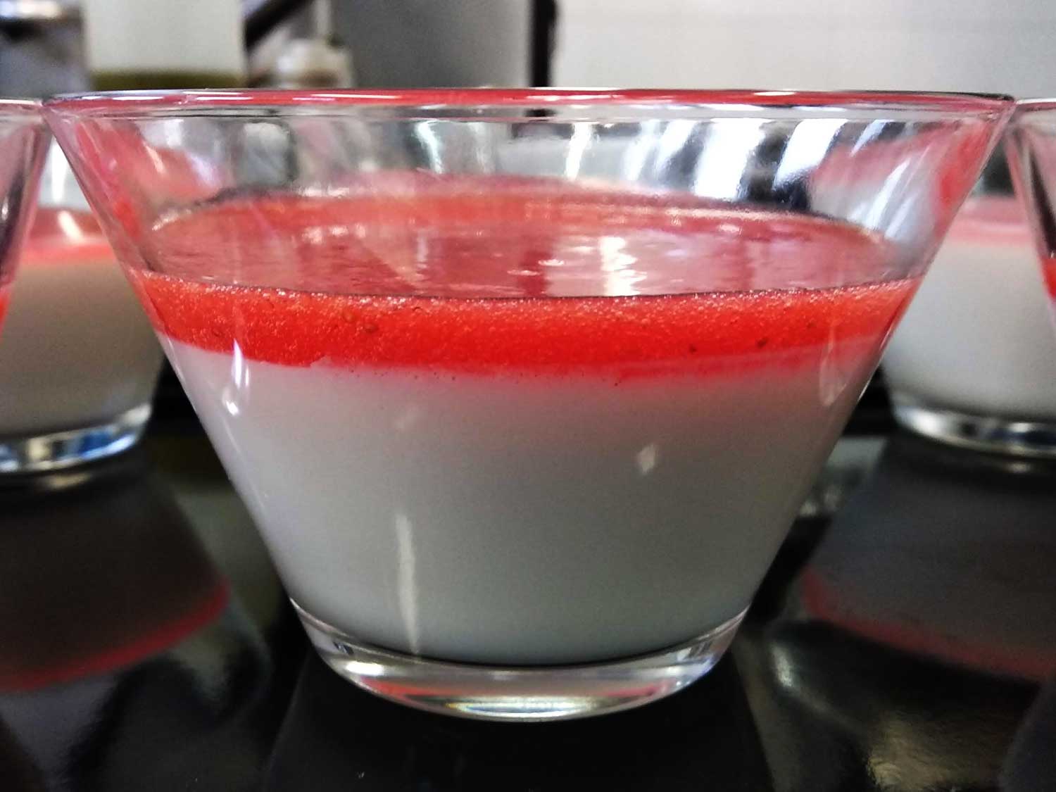 Panna cotta con coulis di fragole