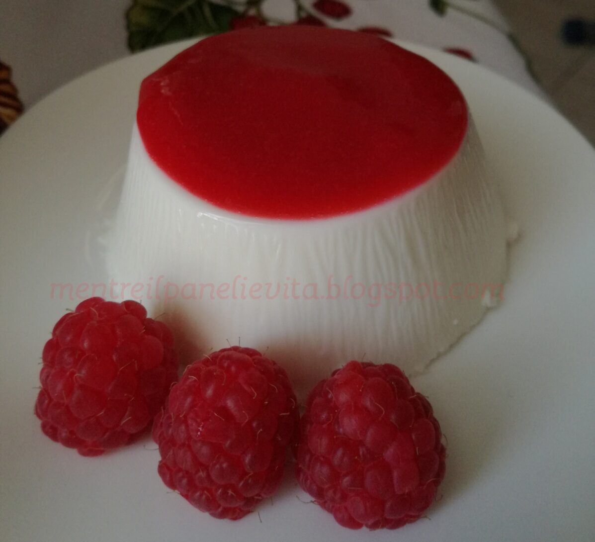 Panna cotta con coulis di lamponi