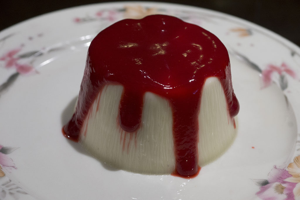 Panna cotta con coulisse di lamponi