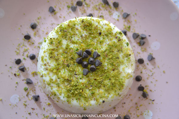 Panna cotta con granella di pistacchio