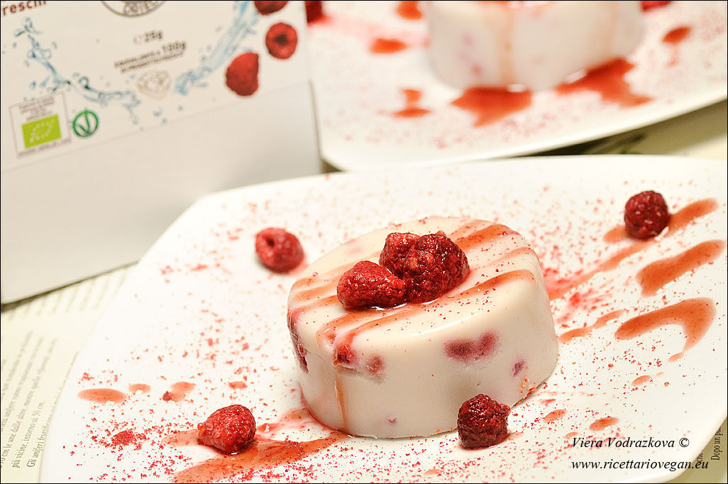 Panna cotta con i lamponi crioessicati