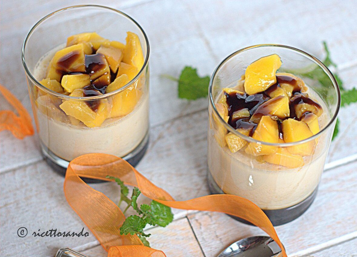 Panna cotta con mango e crema di aceto balsamico al lampone