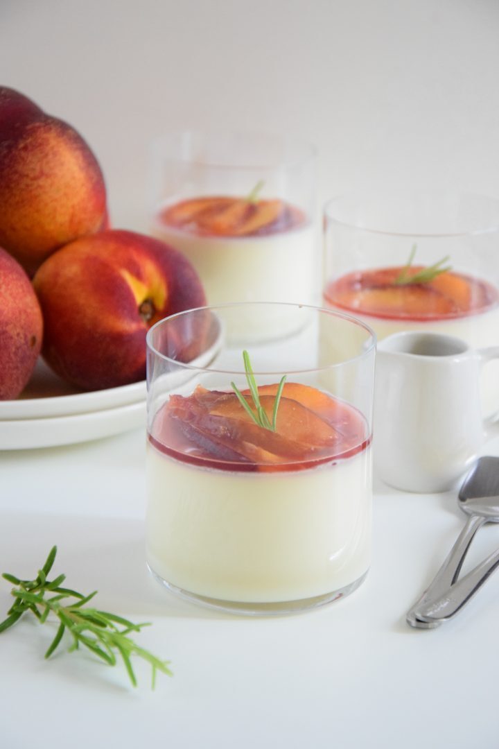 Panna cotta con pesche al rosmarino