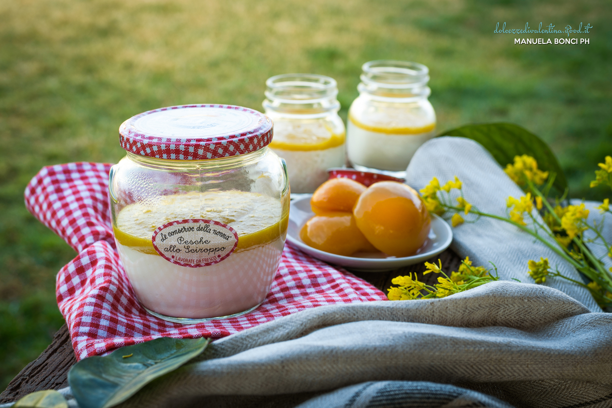 Panna cotta con pesche allo sciroppo