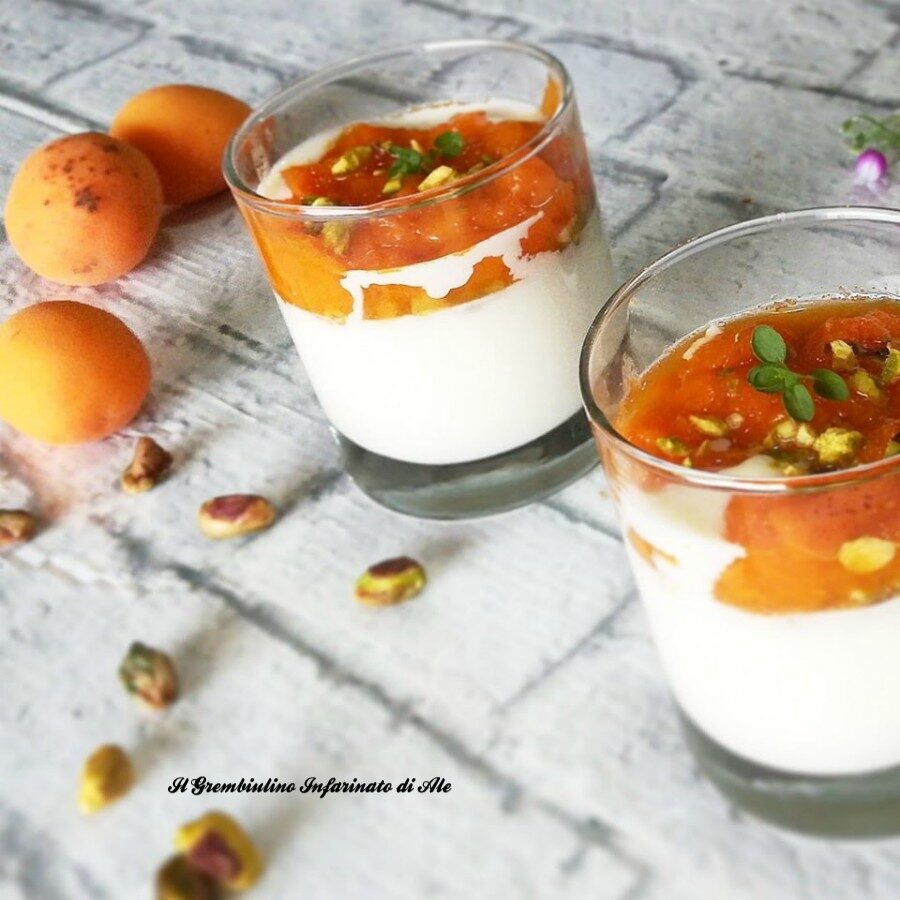 Panna cotta con salsa di albicocche e pistacchi
