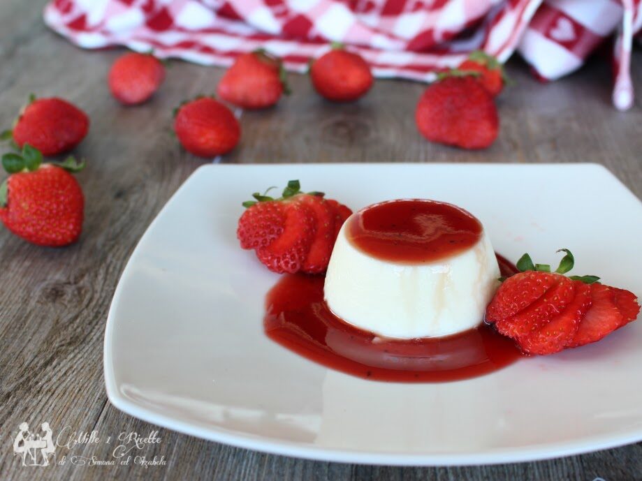 Panna cotta con salsa di fragole