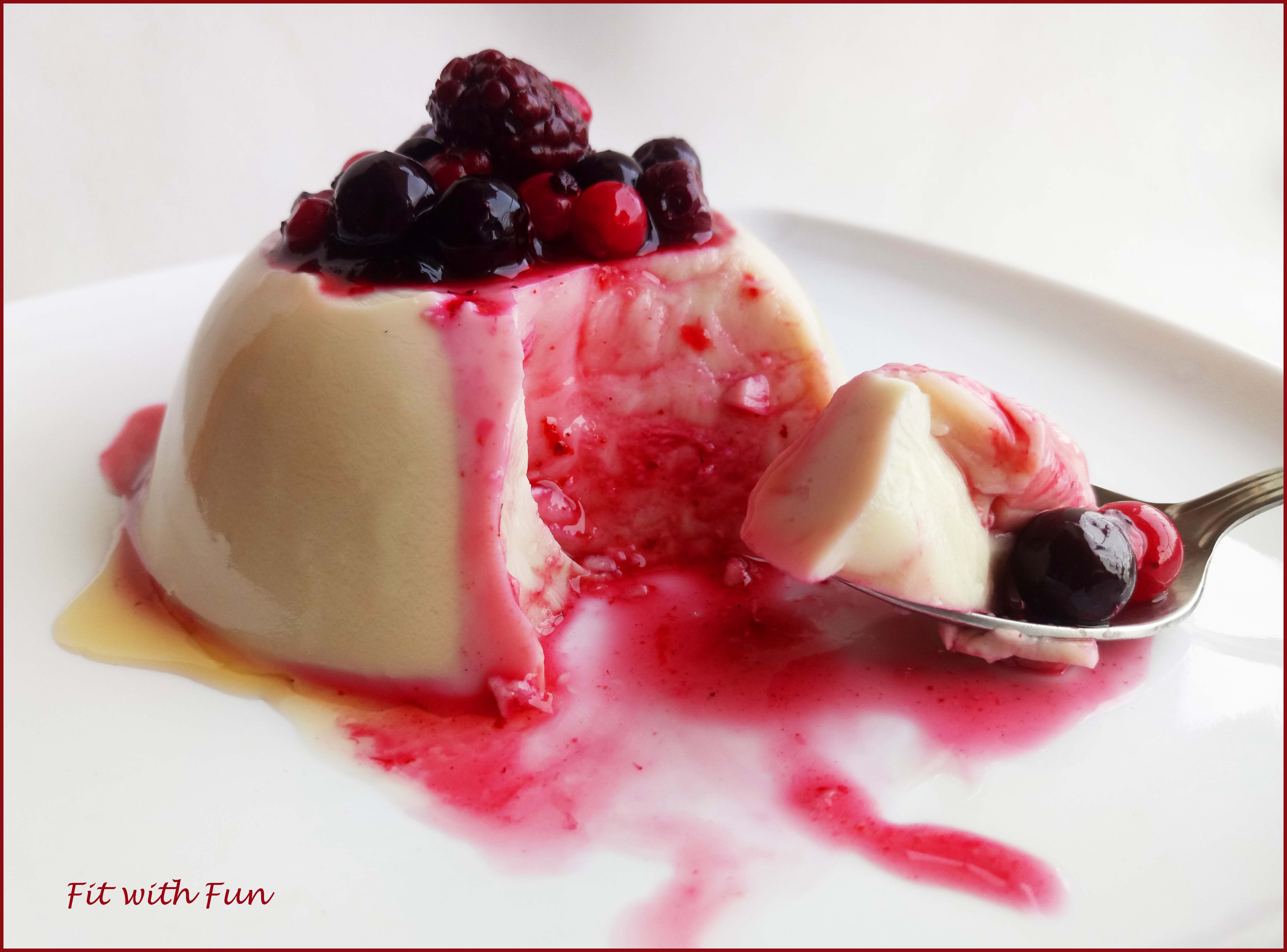 Panna cotta vegana al cocco e soia con frutti di bosco