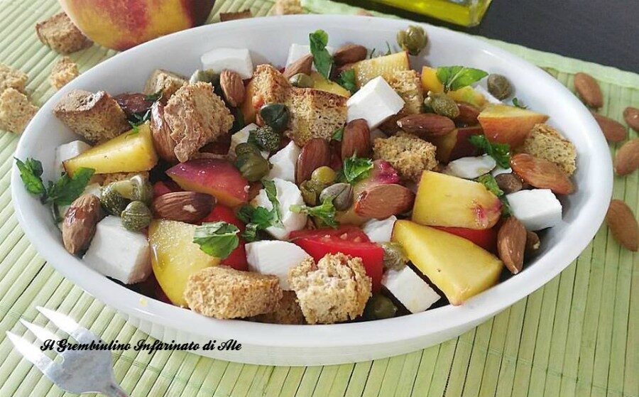 Panzanella fruttata alle mandorle