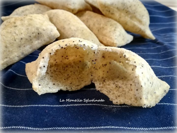 Panzanelle o pasta fritta con semi di papavero