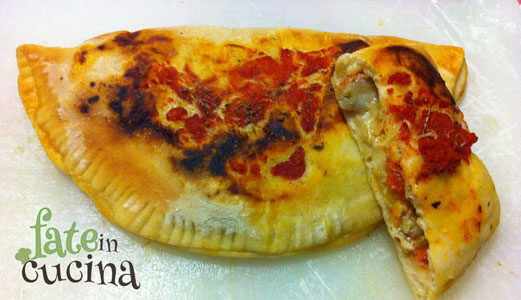 Panzerotti al forno con pomodoro, mozzarella e carciofi