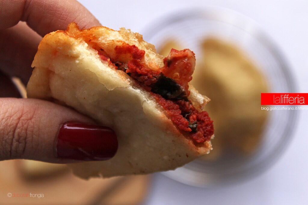 Panzerotti con mozzarella e pomodoro
