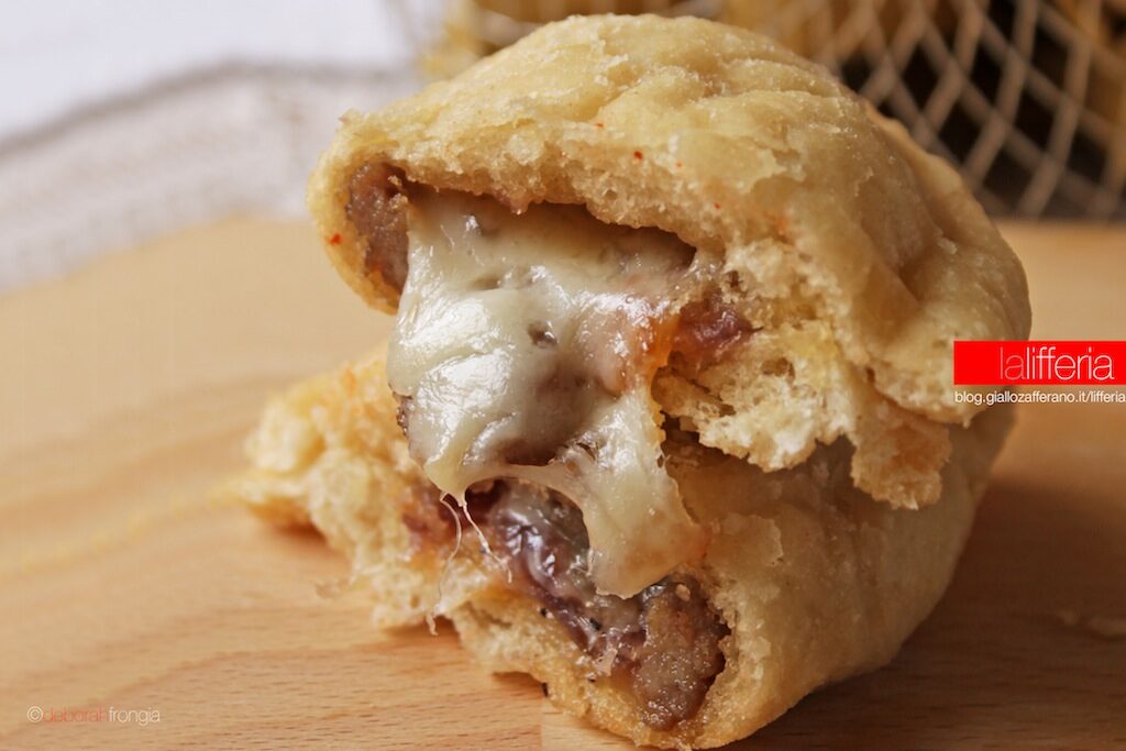 Panzerotti con salsiccia e scamorza