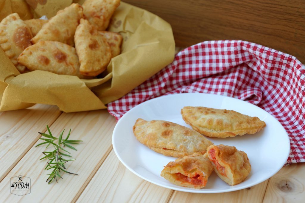 Panzerotti di patate con cotto e mozzarella