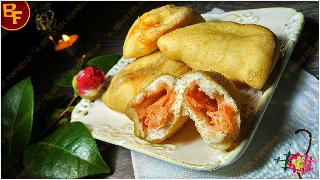 Panzerotti fritti con pomodoro e mozzarella