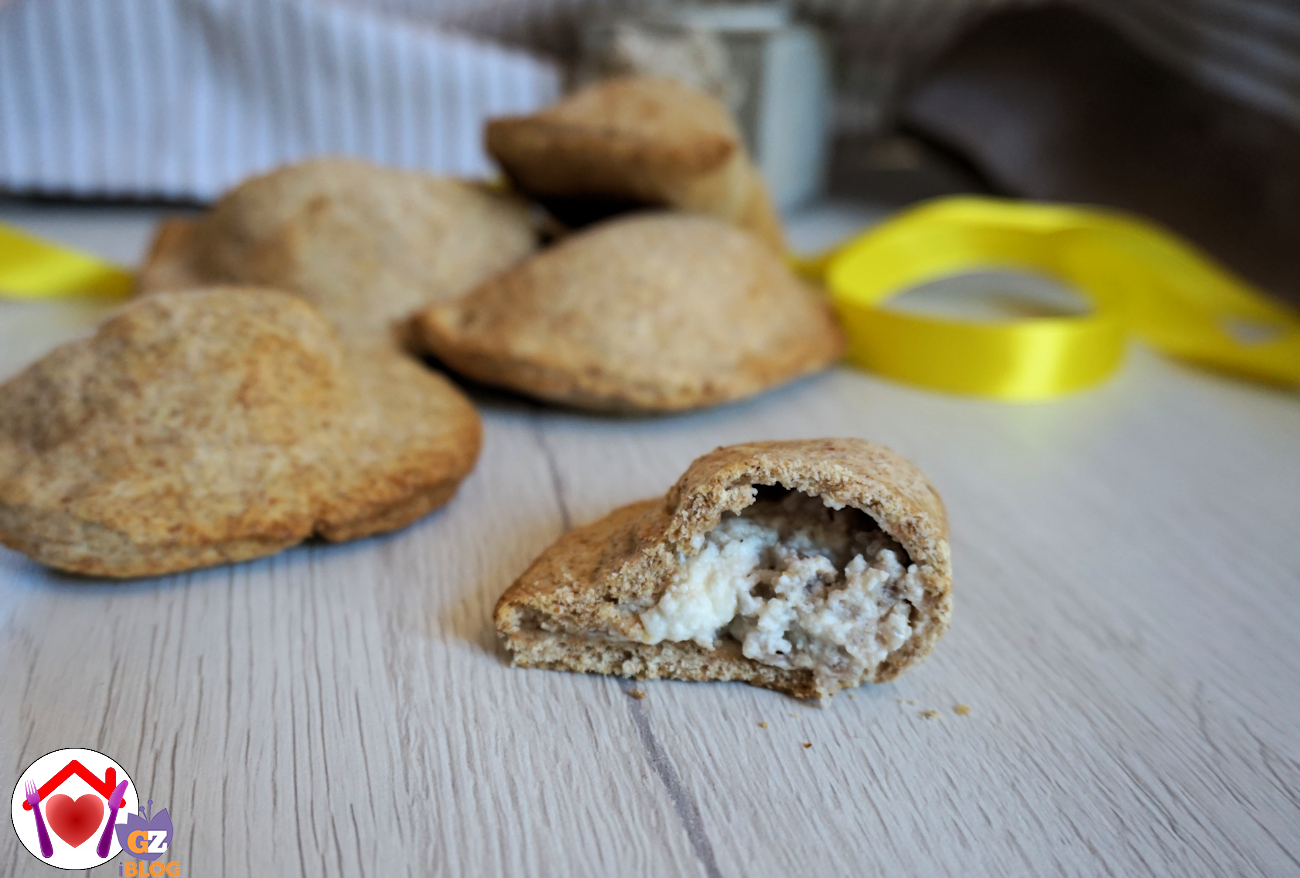 Panzerotti integrali ripieni di ricotta e salsiccia